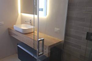 ジェノヴァにあるMurcaroloのバスルーム(洗面台、ガラス張りのシャワー付)