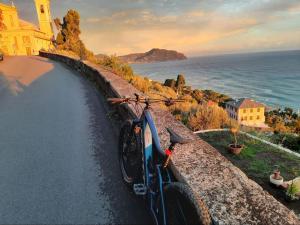 een fiets geparkeerd op een muur naast de oceaan bij Murcarolo in Genua