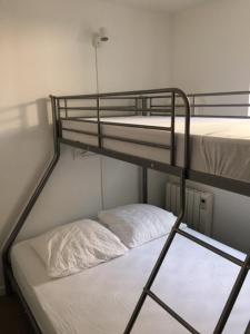 een paar stapelbedden in een kamer bij DOUCEUR BANDOLAISE in Bandol