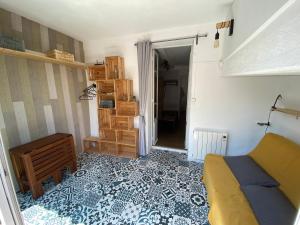 een slaapkamer met een bed en een kamer met een vloer bij DOUCEUR BANDOLAISE in Bandol