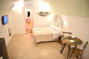 a living room with a couch and a table at B&B Tre Principi in Gallipoli