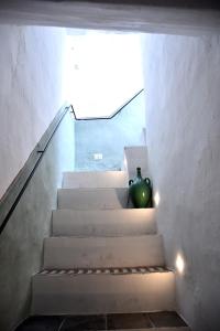 a green vase sitting on top of a staircase at B&B Tre Principi in Gallipoli