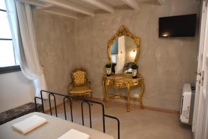 a room with a mirror and a table with a chair at B&B Tre Principi in Gallipoli