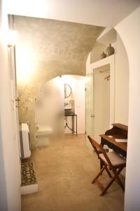 a hallway with a room with a table and a chair at B&B Tre Principi in Gallipoli