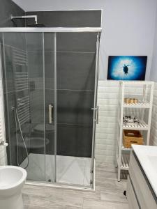 una ducha con puerta de cristal en un baño en Elvis Home, en Salerno 6 fotos más