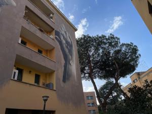 Un dipinto di una donna sul lato di un edificio di Casa Vacanze Garbatella a Roma