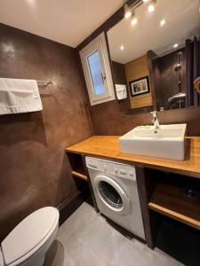 ein Badezimmer mit einer Waschmaschine und einem Waschbecken in der Unterkunft appartement la Croix Valmer in La Croix-Valmer