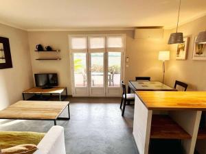 ein Wohnzimmer mit einem Tisch und ein Wohnzimmer mit einem Tisch in der Unterkunft appartement la Croix Valmer in La Croix-Valmer