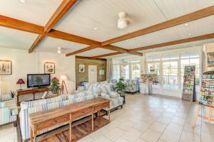 ein Wohnzimmer mit Sofas und Fernseher in der Unterkunft Résidence Pierre & Vacances Le Domaine de Gascogne in Biscarrosse
