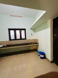 Habitación vacía con lavabo y ventana en Ocean Pearl, en Kozhikode