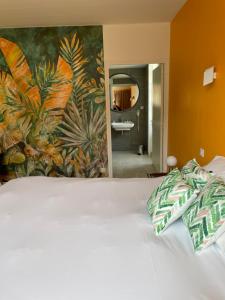 Postel nebo postele na pokoji v ubytování Hôtel des Cymaises
