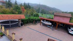 einen Hinterhof mit einem Gebäude und einem Boot auf einer Terrasse in der Unterkunft B&B Villa S Anna Hospitality Solutions in Arquata Scrivia