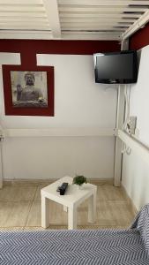 salon z białym stołem i telewizorem w obiekcie Mini House Nane w mieście Playa Honda