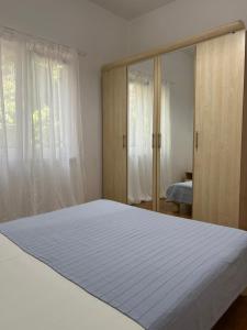 een slaapkamer met een bed en een grote spiegel bij Villa Claudia Beach Apartment in Premantura