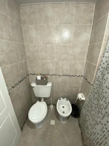 a small bathroom with a toilet and a bidet at Apartamento Céntrico 5 Personas 3 Ambientes in Santiago del Estero