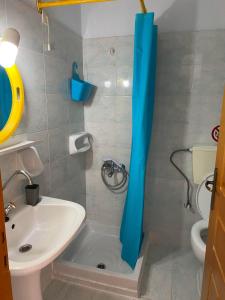 ein Bad mit einer Dusche, einem Waschbecken und einem WC in der Unterkunft Mitato Studios in Myrtos