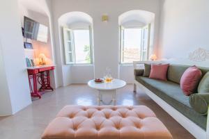 een woonkamer met een bank en een tafel bij LA CASA DI MARCONI in Symi