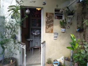 uma entrada para uma casa com vasos de plantas em Pousada Café Country em Petrópolis