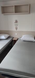 un par de camas en una habitación en La Carabasse en Vias