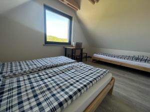 Zimmer mit 2 Betten und einem Fenster in der Unterkunft Łap chwilę Ostrowo in Ostrowo