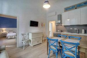 A kitchen or kitchenette at San marco elegant apartment
