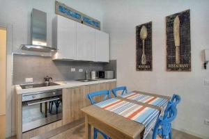 A kitchen or kitchenette at San marco elegant apartment