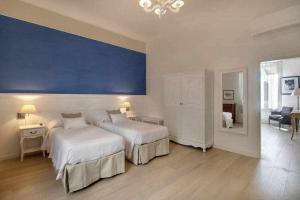 A bed or beds in a room at San marco elegant apartment