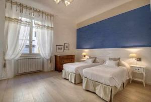 フィレンツェにあるSan marco elegant apartmentのベッドルーム1室(ベッド2台付)が備わります。