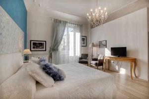 A bed or beds in a room at San marco elegant apartment