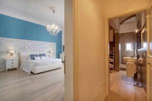 A bed or beds in a room at San marco elegant apartment