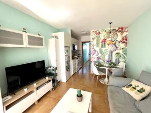 a living room with a couch and a tv at Las Torres del Castillo, 108Cactus in Costa de Antigua