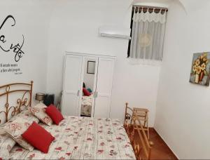 チェファルにあるCasa vacanze Mimíのベッドルーム1室(赤い枕のベッド1台付)