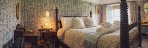 sypialnia z dużym łóżkiem z białymi poduszkami w obiekcie Ullinish House w mieście Ullinish