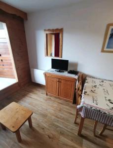 een woonkamer met een bank en een tafel bij Le hameau des écrins in Narreyroux