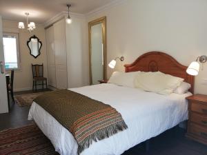 ein Schlafzimmer mit einem großen Bett mit weißer Bettwäsche in der Unterkunft PLAYA DEL PALO, MIRAMAR in Málaga
