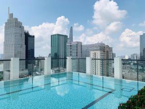 una piscina en la azotea de un edificio en Losso City View, en Ho Chi Minh