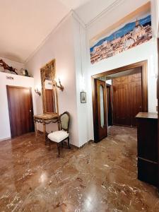 une pièce vide avec une chaise et un miroir dans l'établissement Pensiero Romano, à Rome
