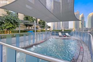 Bazén v ubytování bnbmehomes - Downtown View Apt Near Burj Khalifa-2601 nebo v jeho okolí