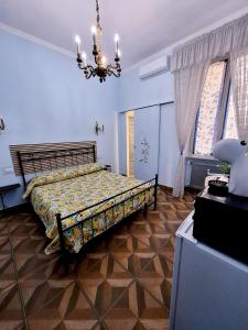 - une chambre avec un lit et un lustre dans l'établissement Pensiero Romano, à Rome