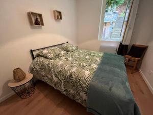 een slaapkamer met een bed en een raam bij Villa La Butte in La Bourboule
