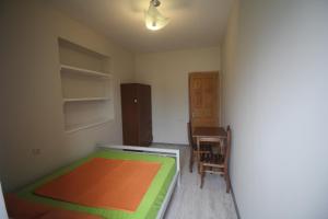 Hotel Nodmax房間的床