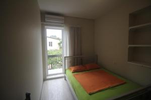 Hotel Nodmax房間的床