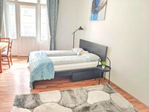 Ліжко або ліжка в номері Big and comfortable Mariahilfer Apartment