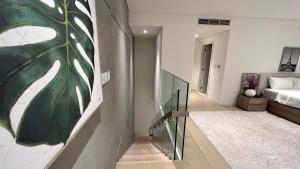 Ένα ή περισσότερα κρεβάτια σε δωμάτιο στο 1-Bed Loft with Pool View