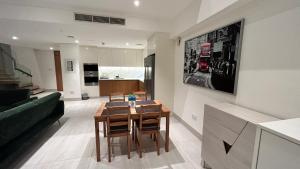 Η κουζίνα ή μικρή κουζίνα στο 1-Bed Loft with Pool View