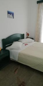 Een bed of bedden in een kamer bij 5bedroom villa in perissa beach