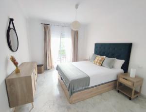 - une chambre avec un grand lit et une fenêtre dans l'établissement La Reserva Beach & Golf Apartment, à Marbella