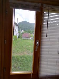 een raam met uitzicht op een grasveld bij Slatka Drina in Lazarevići
