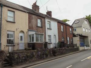 a row of brick houses on a city street at Cosy Cottage for work or leisure, RD&E 20min walk, easy access to city centre in Exeter