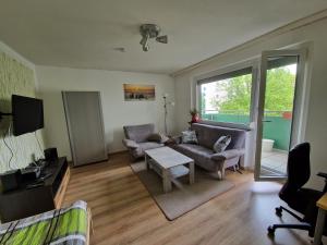 ein Wohnzimmer mit einem Sofa und einem Tisch in der Unterkunft Apartment mit Balkon, perfekt als Monteurwohnung oder Stundentenwohnung in Springe